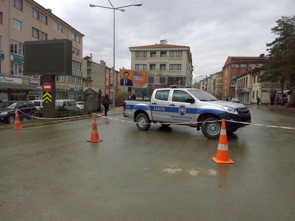 Gerede itfaiye ekipleri yolları yıkadı (1)