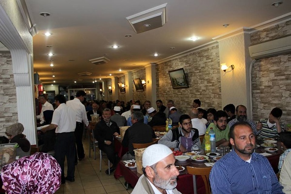 İzmirli Suriyelilerle iftarda buluştu (1)