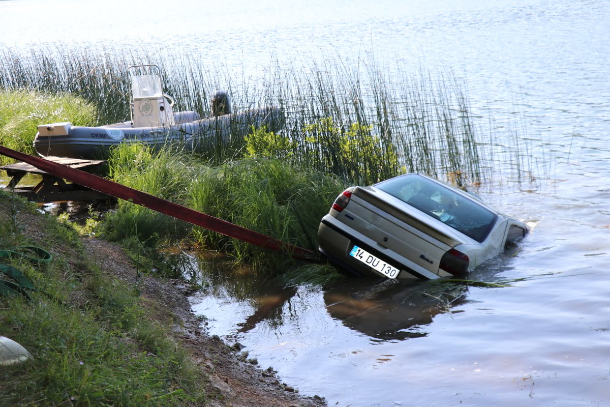 El freni unutulan otomobil Abant Gölü'ne düştü