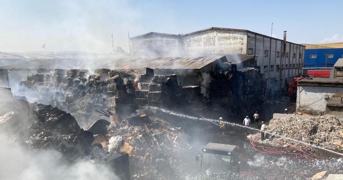 kahramankazandaki kagit geri donusum fabrikasinda yangin lTsYI1lX.jpg