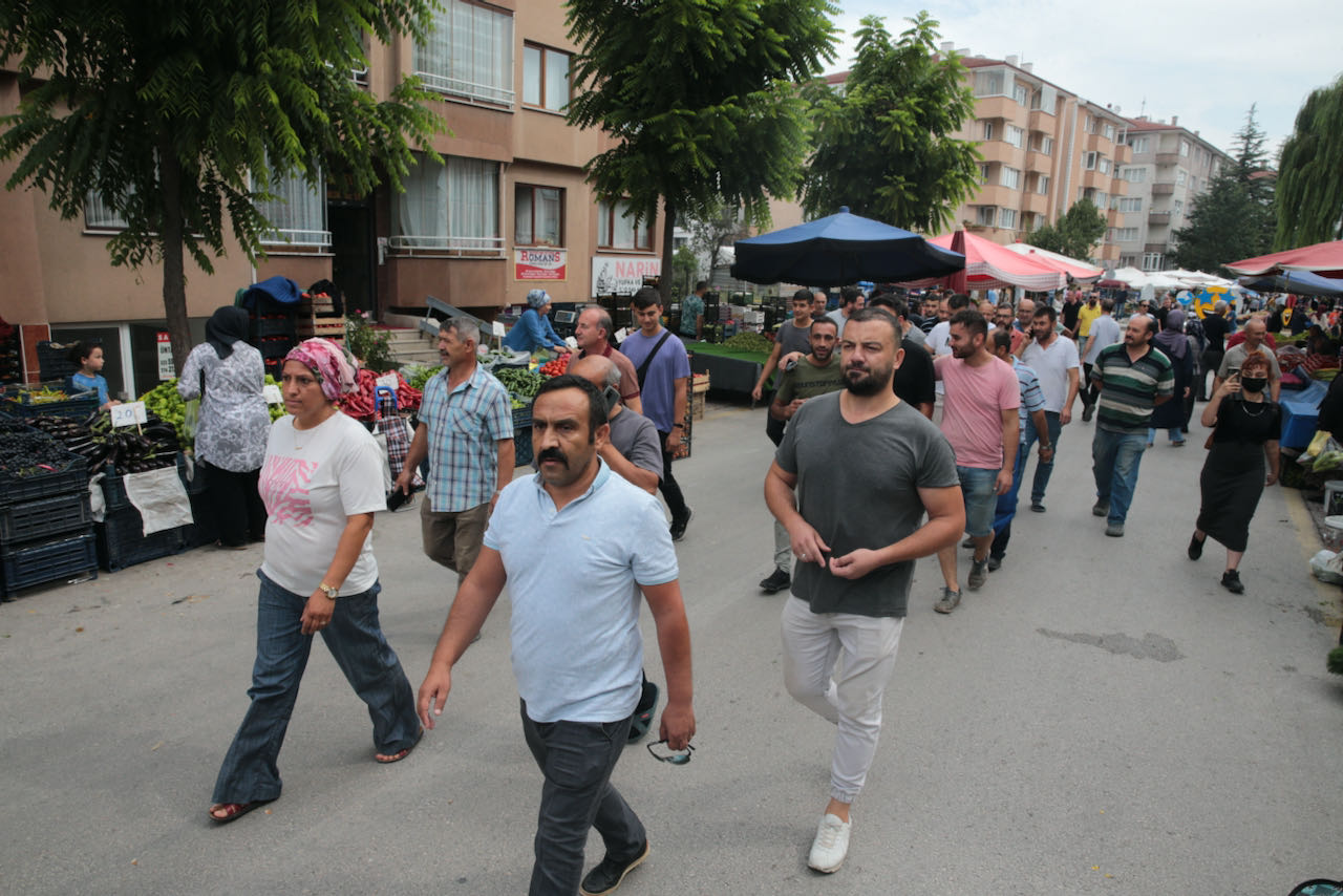 Bolu'da pazarcı esnafı, market fiyatlarını protesto etti