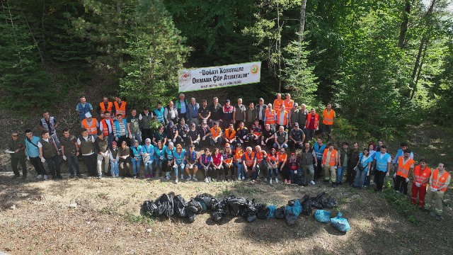 Çevreci gönüllüler Yedigöller Milli Parkı yolunda atık topladı