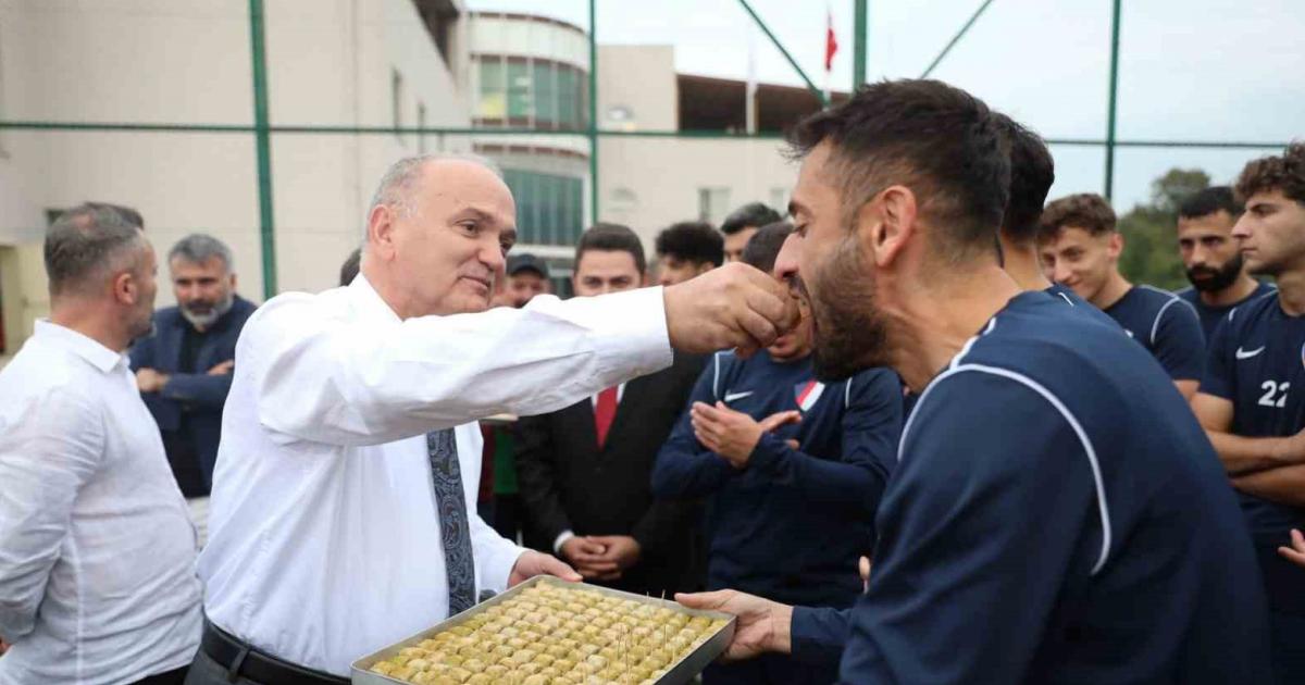 baskan ozlu duzcesporlu futbolculara baklava yedirdi pLC4plGU.jpg