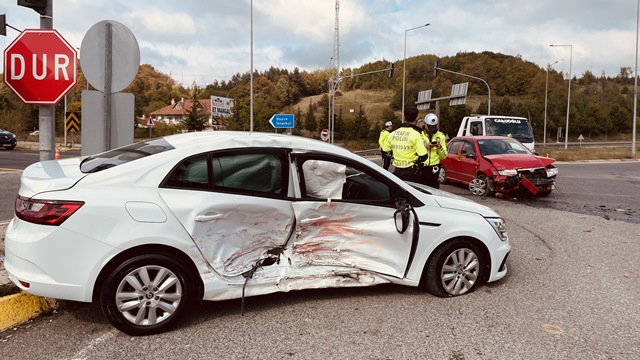 Bolu'da iki otomobilin çarpıştığı kazada 3 kişi yaralandı