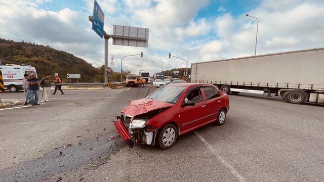 Bolu'da iki otomobilin çarpıştığı kazada 3 kişi yaralandı