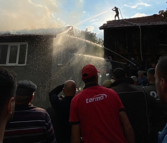 Bolu'da 2 katlı ev yangında hasar gördü