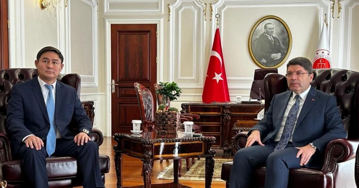 bakan tunc turk dunyasindan mevkidaslariyla gorustu BwGhgGMF.jpg