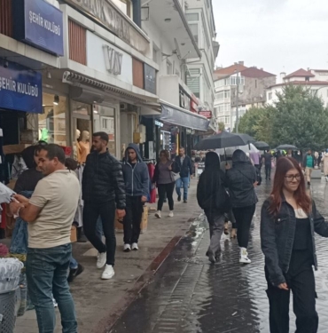 YAĞMURA HAZIRLIKSIZ YAKALANAN VATANDAŞLAR SAÇAK ALTLARINA SIĞINDI