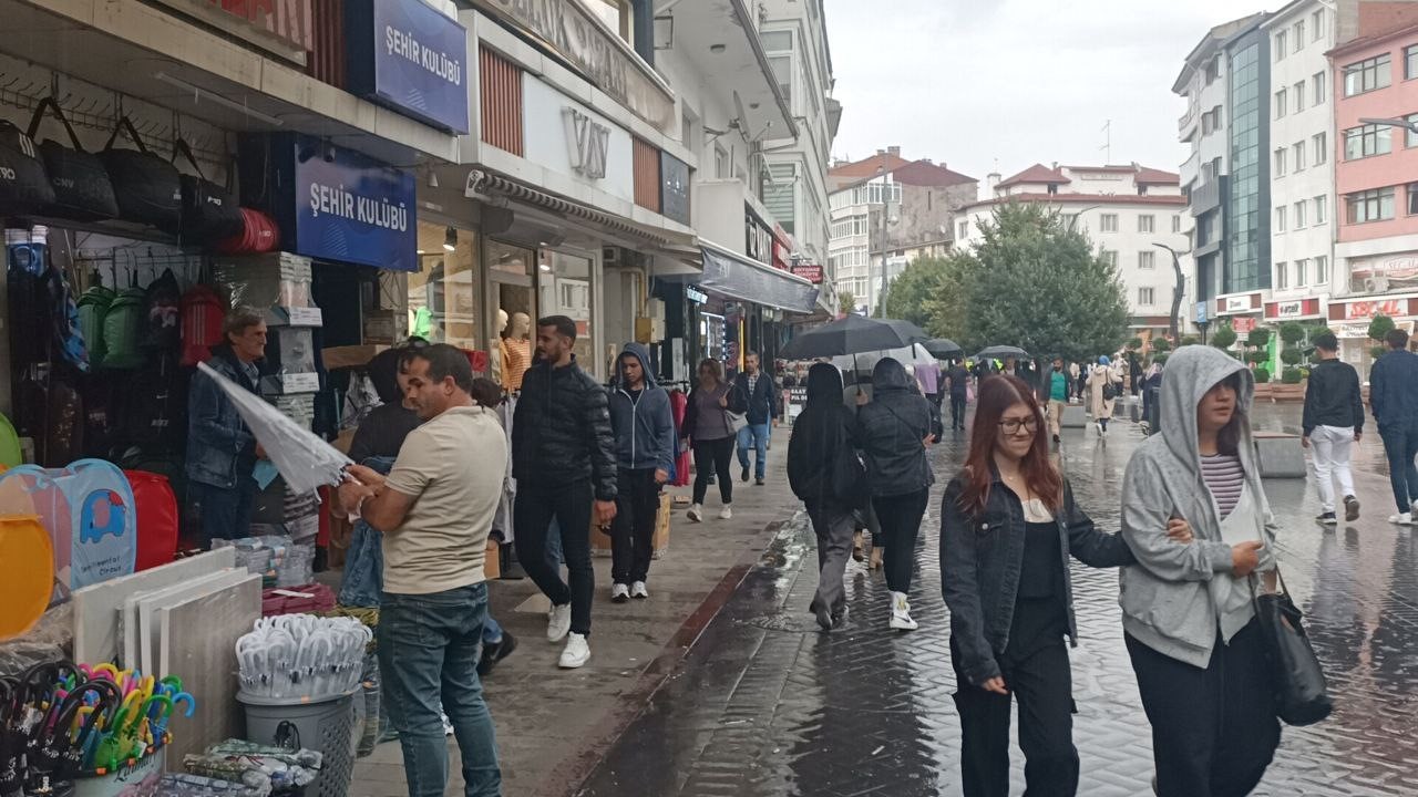 YAĞMURA HAZIRLIKSIZ YAKALANAN VATANDAŞLAR SAÇAK ALTLARINA SIĞINDI