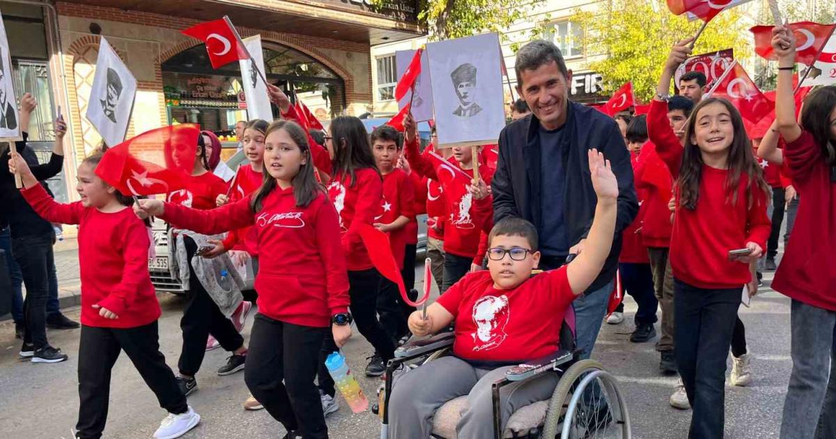 eskisehirde minik ogrenci tekerlekli sandalyesi ile korteje katildi S9aSBOH7.jpg
