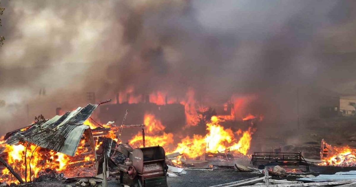 Kastamonu Tosya'da büyük yangın: Onlarca ev alevler içinde kaldı alevlere teslim oldu naS9dVCO.jpg