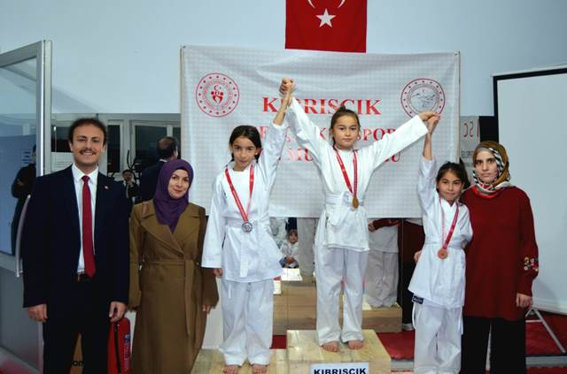 Kıbrıscık'ta karate şampiyonası düzenlendi