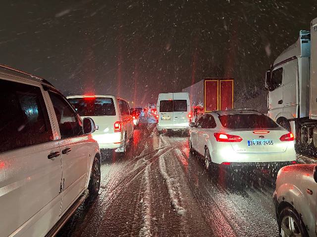 Bolu'da kar yağışı etkili oluyor