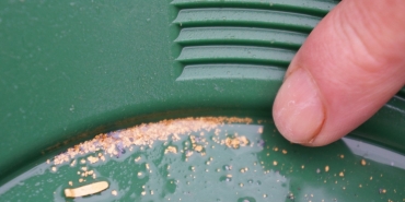 BUZ GİBİ SUDA ALTIN AVI GEÇEN YIL ELLERİ BOŞ KALAN KIRINTI MADENCİLER, DERE YATAKLARI SUYLA DOLUNCA YENİDEN AVA ÇIKTI SELİN GETİRDİĞİ ÇAMURLARIN ARASINDAN HAFTADA 7 8 GRAM ALTIN ÇIKARAN MADENCİLER HEM EĞLENİYOR HEM DE PARA KAZANIYOR