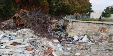 eskisehirde tepki ceken gorundu copluk degil mahalle arasinda bir arazi 28qODgCB.jpg