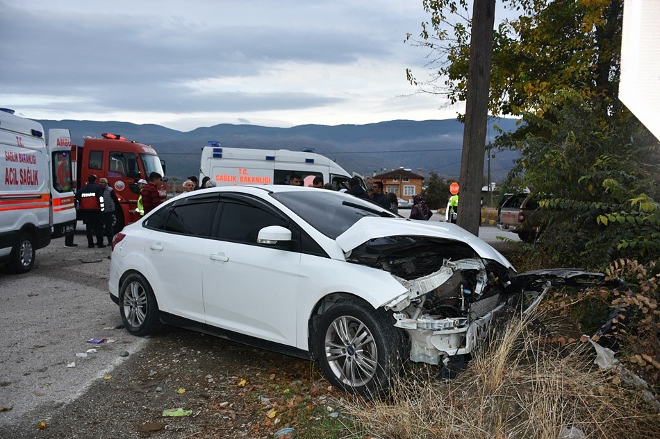 D100'DE OTOMOBİL İLE CİP ÇARPIŞTI: 2'Sİ ÇOCUK 6 YARALI