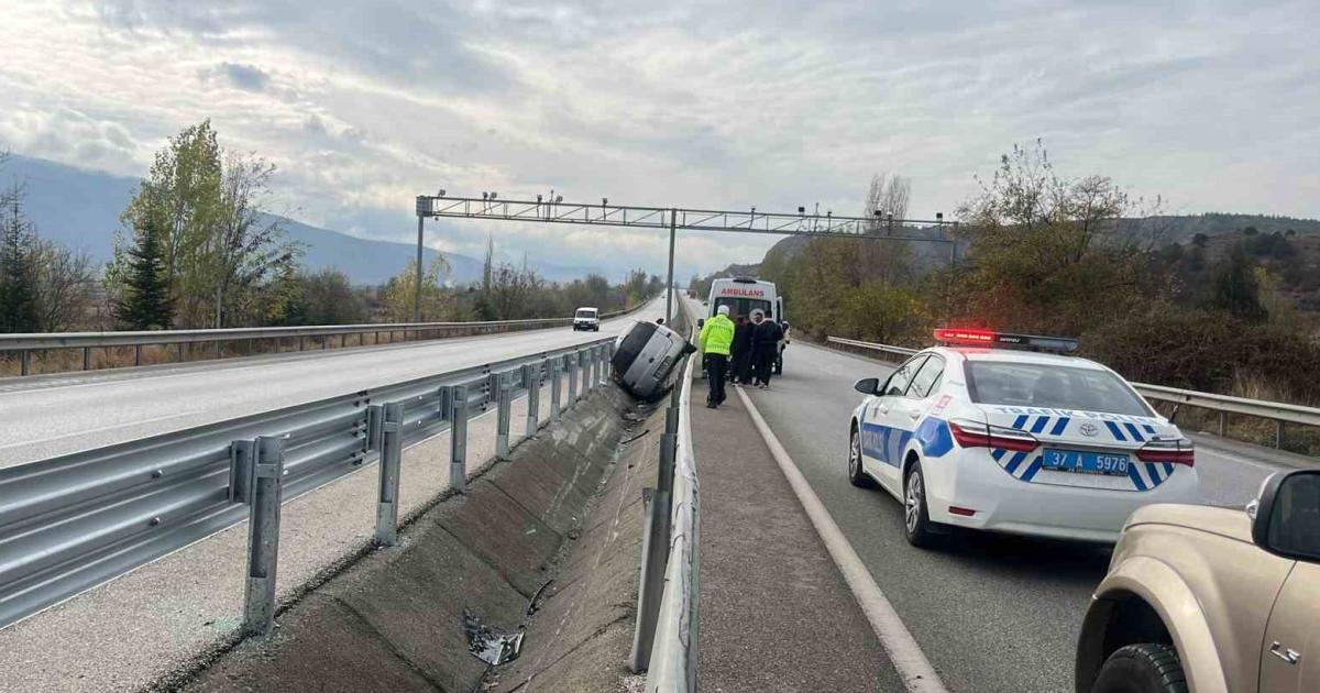 kastamonu otoyolunda otomobil refuje dustu sbsbzuuf.jpg