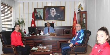 kaymakam unal basarili sporculari agirladi ay8al2Jc.jpg