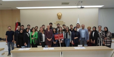 melek baskan belediye meclisinde ogrencileri agirladi xf62KRGP.jpg