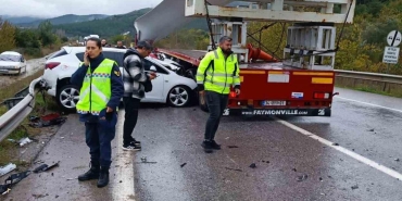 sakaryada korkunc kaza tir 3 araci metrelerce surukledi e4NaZdiS.jpg