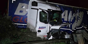 sakaryada otoyolda makaslayan tir bariyerlere carpti Yt4OvEDd.jpg