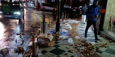 siddetli ruzgar bartinda yolu copluge cevirdi cT1CNUeN.jpg