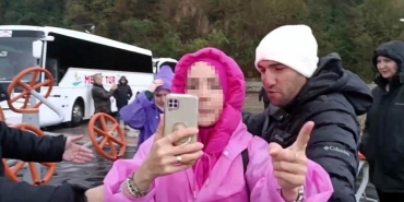 sorumsuz kadin bartinda gazetecilere saldirdi iwB1OfF9.jpg