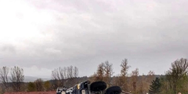 yoldan cikan kamyon devrildi surucu burnu bile kanamadan kurtuldu G9W1V368.jpg