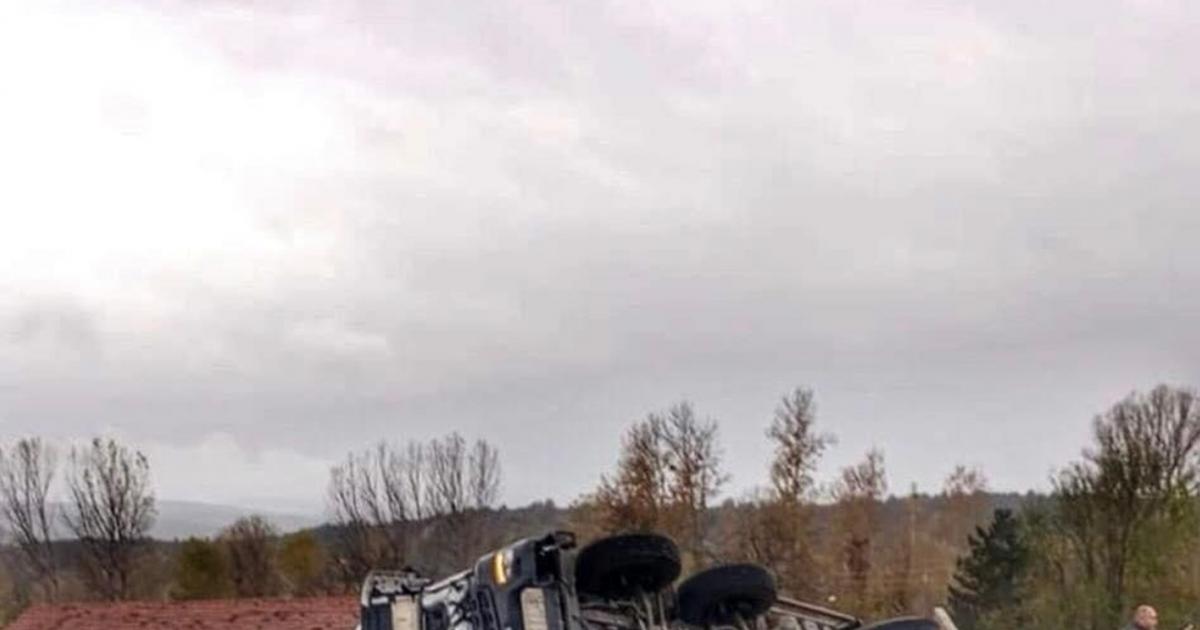 yoldan cikan kamyon devrildi surucu burnu bile kanamadan kurtuldu G9W1V368.jpg
