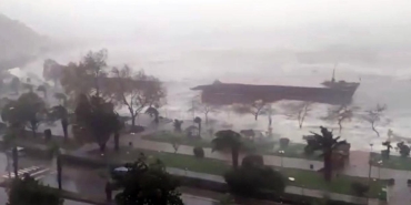 zonguldakta denizdeki dehset ikiye ayrilan geminin sok goruntuleri ortaya cikti Yx8pcOkl.jpg