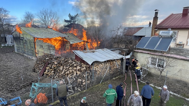 Bolu'da çıkan yangında 2 katlı ev, samanlık, odunluk ve depo yandı