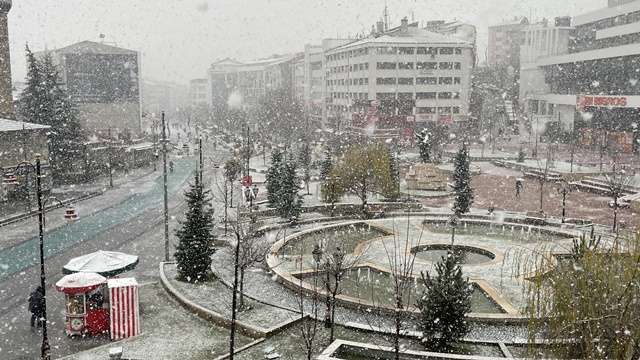 Bolu kent merkezinde kar yağışı etkili oluyor