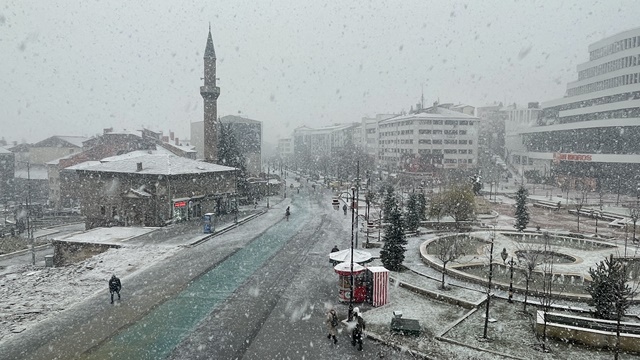 Bolu kent merkezinde kar yağışı etkili oluyor