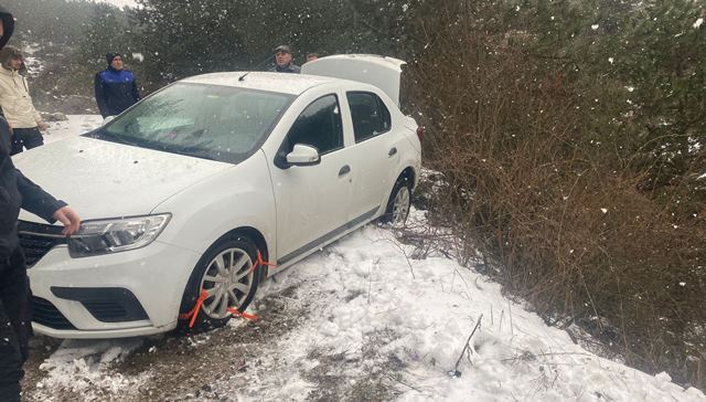 Mudurnu'da uçurumun kenarında kalan otomobil belediye ekiplerince kurtarıldı