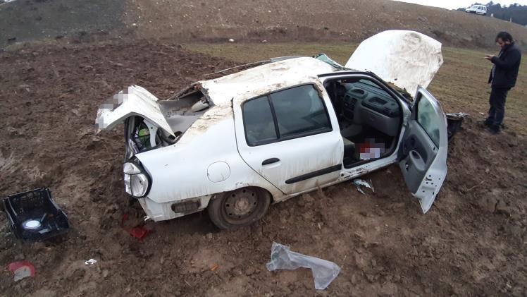 YOLDAN ÇIKAN OTOMOBİL DEFALARCA TAKLA ATARAK HURDAYA DÖNDÜ: 2 YARALI