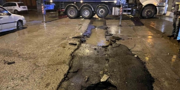 ankarada yol coptu cop kamyonu askida kaldi qAhR7ORf.jpg