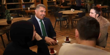 duzce valisi kiraathanede genclerle bulustu jMObPCaf.jpg