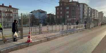 eskisehirde hizli yapan surucu araciyla tramvay duragina daldi TOLw9Uiw.jpg
