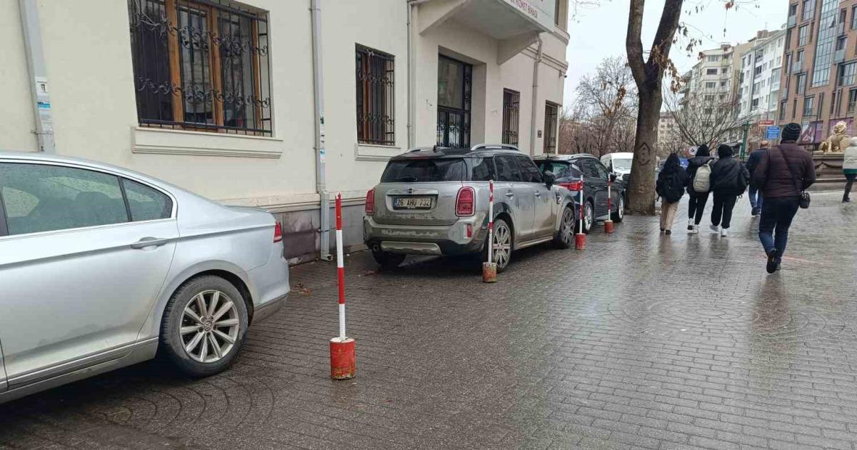 eskisehirde park sorunu bos olmasi gereken alana park ediyorlar POjjjzQK.jpg