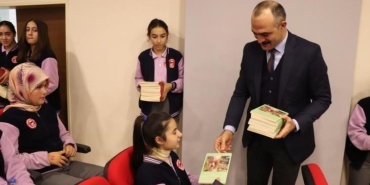 golpazarinde ogrencilere kitap hediye edildi uX7diQnc.jpg