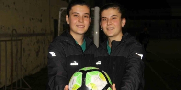 ikiz fubolcular attiklari goller gordukleri kartlar bile karistiriliyor XKvXp327.jpg