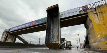 kocaeli basiskelede kamyonun damperi ust gecide carpti asili kaldi UCZCwsDC.jpg