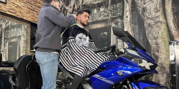 motosiklet tutkunu genc seyir halinde motosiklet uzerinde tiras oldu Kpsvi9Yf.jpg