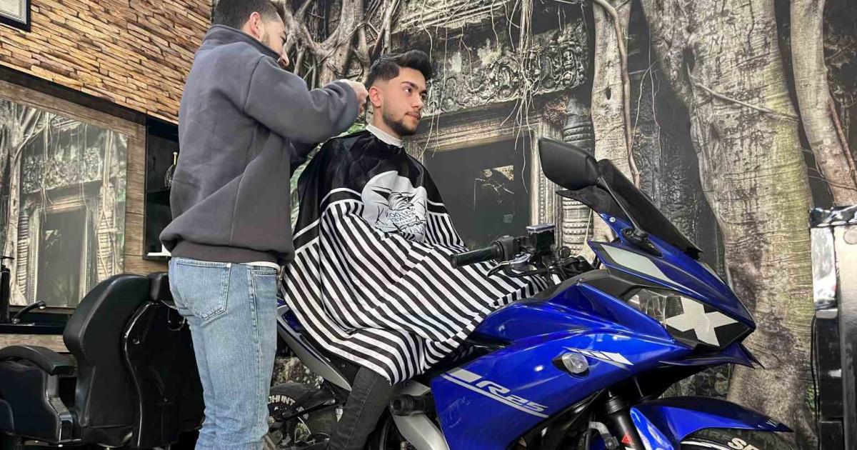 motosiklet tutkunu genc seyir halinde motosiklet uzerinde tiras oldu Kpsvi9Yf.jpg