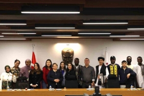 rektor ozcan estomer ogrencileriyle bir araya geldi DIEqDFMf.jpg