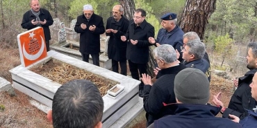 sehit polis kadir atan kastamonu tosyada kabri basinda anildi OMXEgO6k.jpg