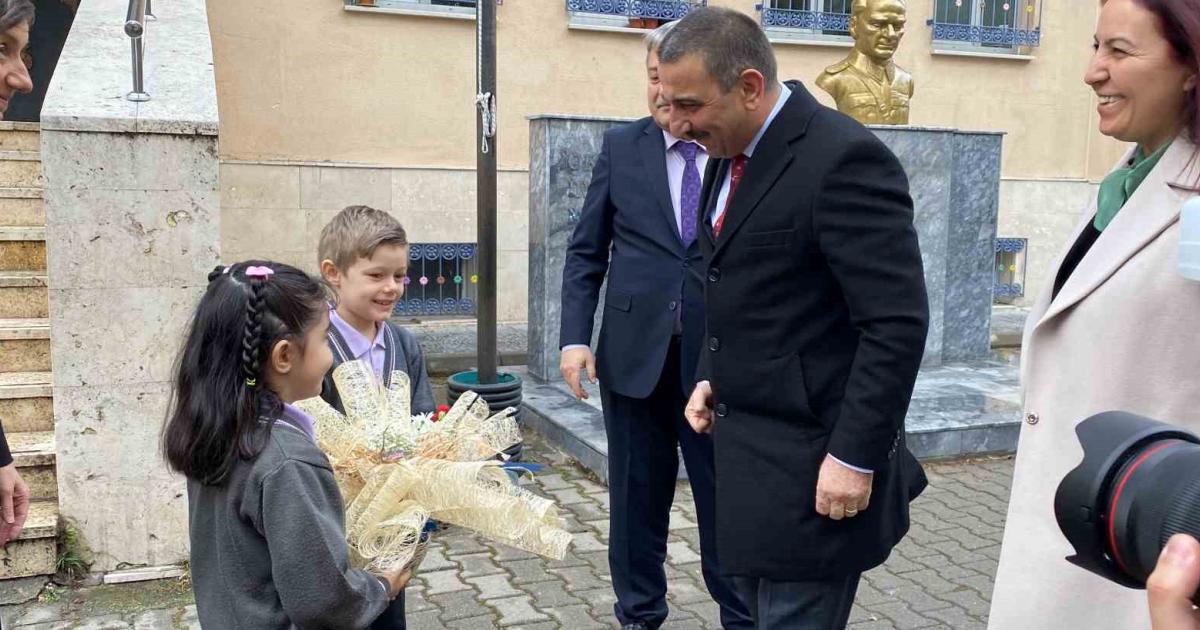 zonguldakli ogrencilerin karne sevincini vali hacibektasoglu ile paylasti CiakuULG.jpg