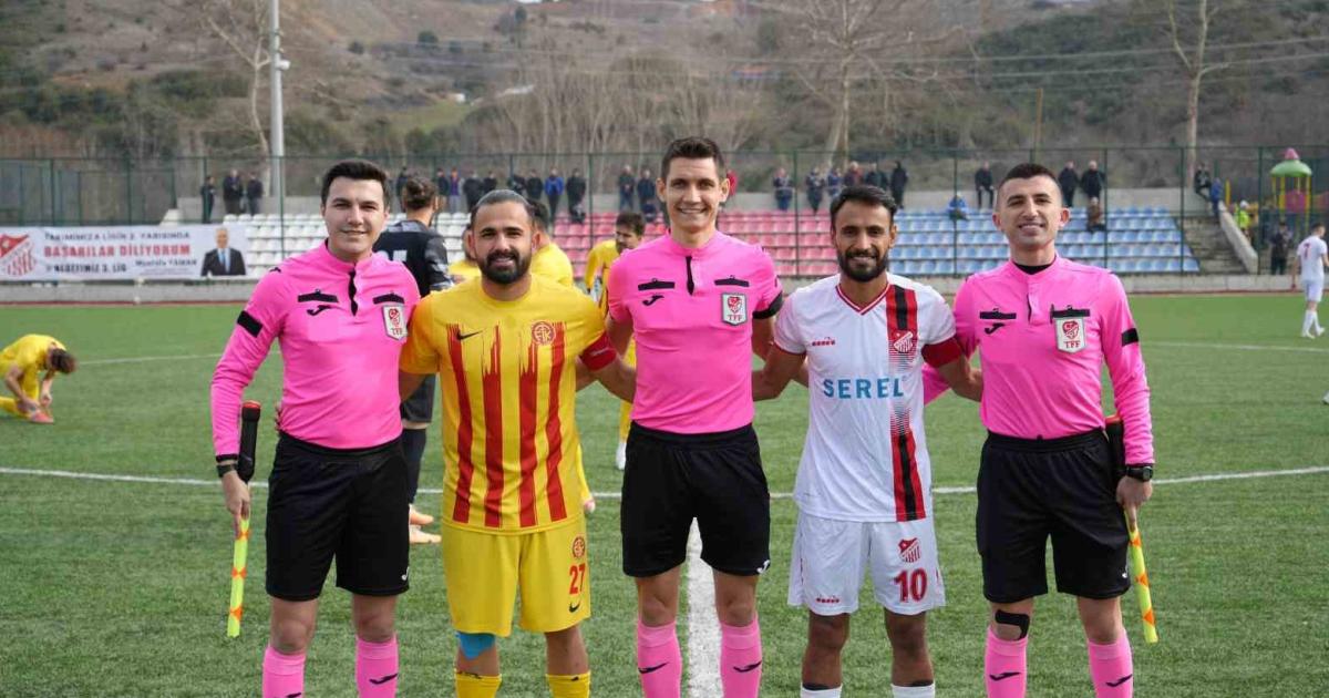 2015 yilinda takim arkadasi olan hakem ceyhun elmas ve futbolcu fatih ozcelike tepki Bne3Srn7.jpg