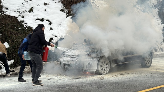 Bolu'da otomobilde çıkan yangın kar ve yangın tüpleriyle yapılan müdahaleyle söndürüldü