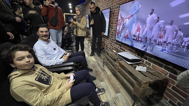 AK Parti Bolu Belediye Başkan adayı Demirkol, gençlerle oyun konsolunda maç yaptı